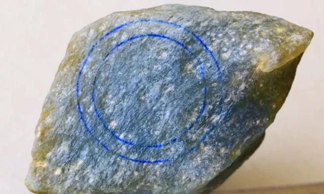 玉石毛料多少钱一公斤,翡翠原石300克多少钱-第9张图片-翡翠网