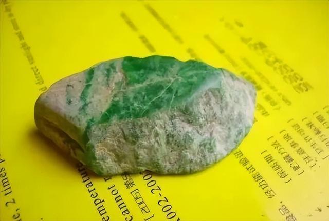 玉石毛料多少钱一公斤,翡翠原石300克多少钱-第12张图片-翡翠网