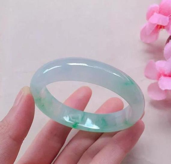 翡翠手镯怎样保存不会变形,新疆和田玉籽料白玉-第8张图片-翡翠网 翡翠手镯怎样保存不会变形,新疆和田玉籽料白玉-第8张图片-翡翠网