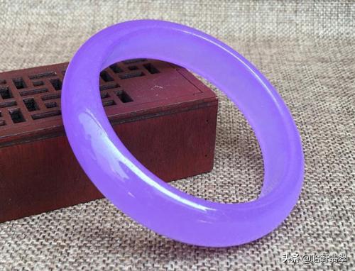 元代的翡翠手镯值钱吗翡翠手镯价格-第9张图片-翡翠网 元代的翡翠手镯值钱吗翡翠手镯价格-第9张图片-翡翠网