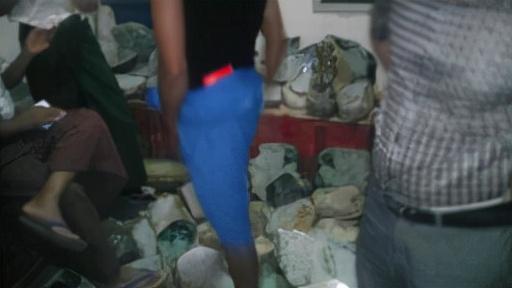 缅甸翡翠原石收购视频,缅甸的翡翠原石怎么运到中国的-第4张图片-翡翠网 缅甸翡翠原石收购视频,缅甸的翡翠原石怎么运到中国的-第4张图片-翡翠网