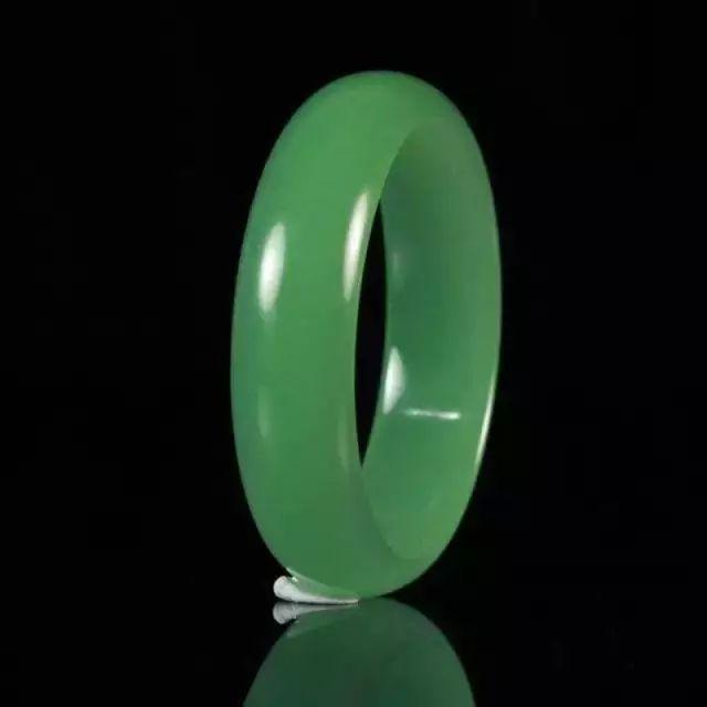 和翡翠原石相似的石头像玉石的翡翠原石-第2张图片-翡翠网 和翡翠原石相似的石头像玉石的翡翠原石-第2张图片-翡翠网