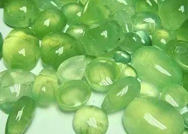 和翡翠原石相似的石头像玉石的翡翠原石-第4张图片-翡翠网 和翡翠原石相似的石头像玉石的翡翠原石-第4张图片-翡翠网