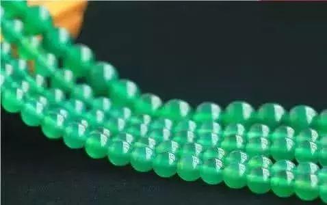 和翡翠原石相似的石头像玉石的翡翠原石-第6张图片-翡翠网 和翡翠原石相似的石头像玉石的翡翠原石-第6张图片-翡翠网