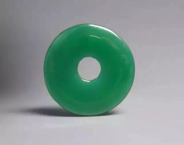 和翡翠原石相似的石头像玉石的翡翠原石-第7张图片-翡翠网 和翡翠原石相似的石头像玉石的翡翠原石-第7张图片-翡翠网