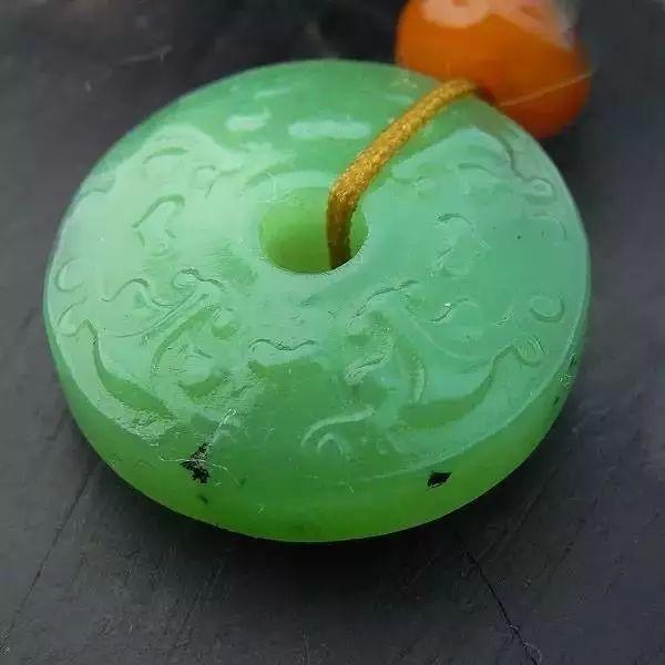 和翡翠原石相似的石头像玉石的翡翠原石-第9张图片-翡翠网 和翡翠原石相似的石头像玉石的翡翠原石-第9张图片-翡翠网