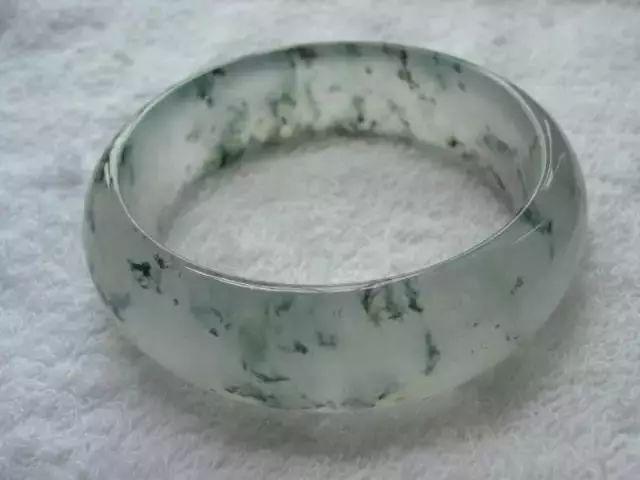 和翡翠原石相似的石头像玉石的翡翠原石-第10张图片-翡翠网 和翡翠原石相似的石头像玉石的翡翠原石-第10张图片-翡翠网