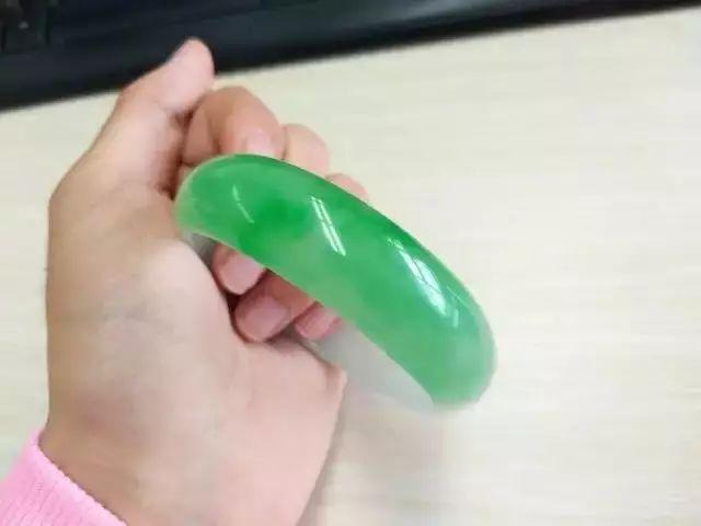 和翡翠原石相似的石头像玉石的翡翠原石-第13张图片-翡翠网 和翡翠原石相似的石头像玉石的翡翠原石-第13张图片-翡翠网