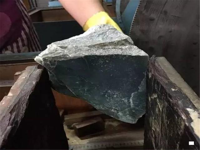 莫西沙冰翡翠原石多少钱一克莫西沙翡翠原石各种皮壳图片-第1张图片-翡翠网 莫西沙冰翡翠原石多少钱一克莫西沙翡翠原石各种皮壳图片-第1张图片-翡翠网