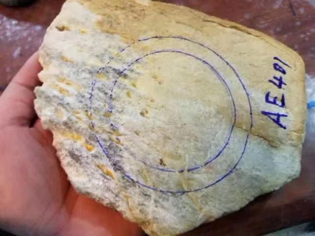 极品头层翡翠原石木那断口发黑-第1张图片-翡翠网 极品头层翡翠原石木那断口发黑-第1张图片-翡翠网