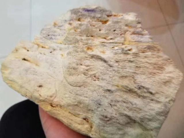 极品头层翡翠原石木那断口发黑-第2张图片-翡翠网 极品头层翡翠原石木那断口发黑-第2张图片-翡翠网