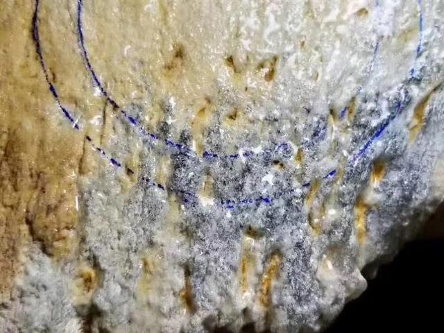 极品头层翡翠原石木那断口发黑-第3张图片-翡翠网 极品头层翡翠原石木那断口发黑-第3张图片-翡翠网