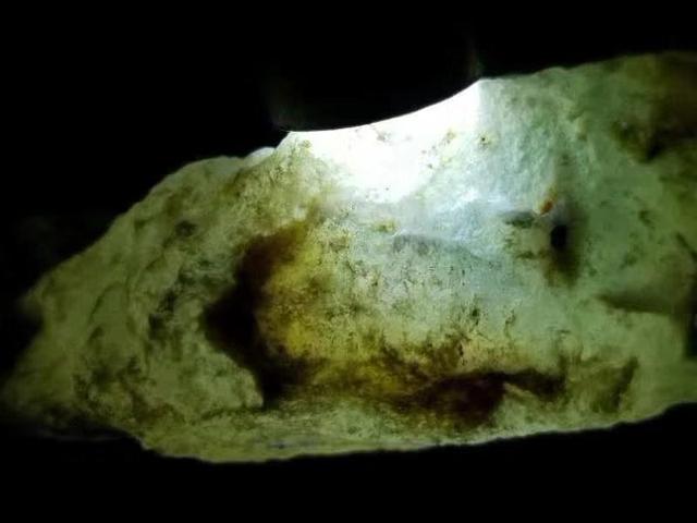 极品头层翡翠原石木那断口发黑-第4张图片-翡翠网 极品头层翡翠原石木那断口发黑-第4张图片-翡翠网