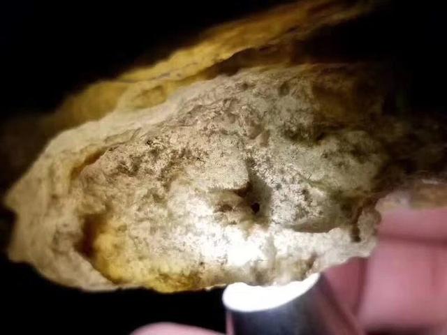 极品头层翡翠原石木那断口发黑-第5张图片-翡翠网 极品头层翡翠原石木那断口发黑-第5张图片-翡翠网