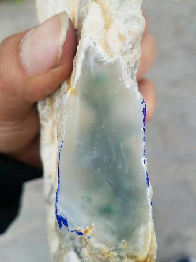 极品头层翡翠原石木那断口发黑-第6张图片-翡翠网 极品头层翡翠原石木那断口发黑-第6张图片-翡翠网