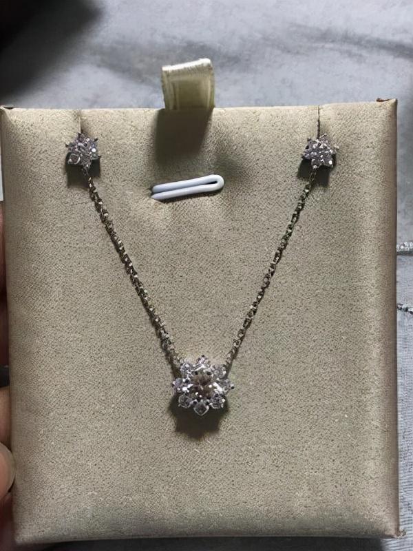 单钻项链钻石多大好看,十大著名钻石项链-第7张图片-翡翠网 单钻项链钻石多大好看,十大著名钻石项链-第7张图片-翡翠网