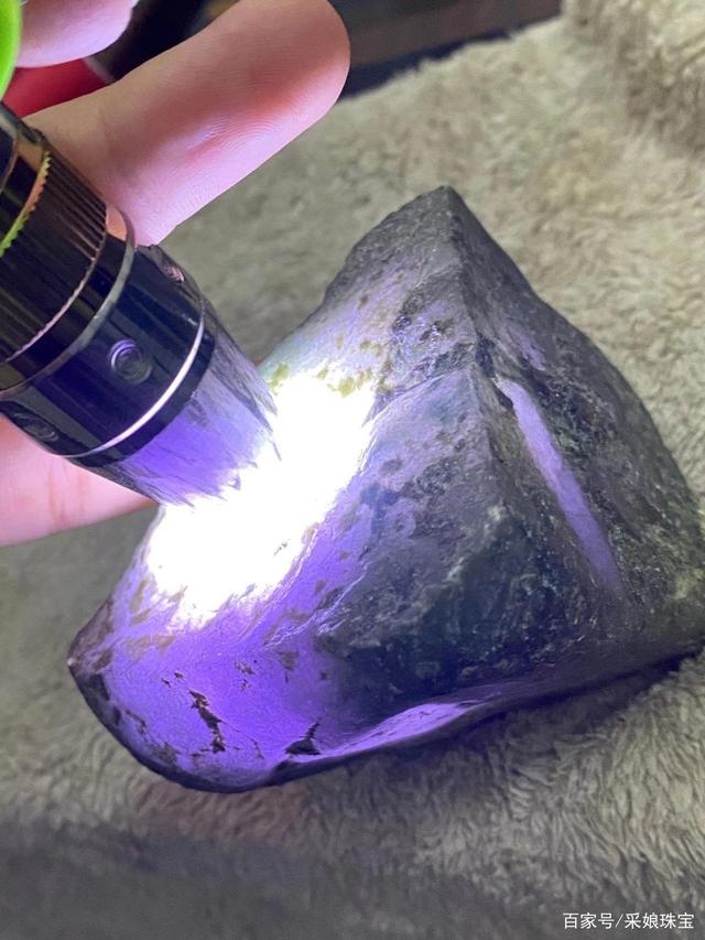 翡翠原石专业知识上海翡翠原石知识-第1张图片-翡翠网 翡翠原石专业知识上海翡翠原石知识-第1张图片-翡翠网