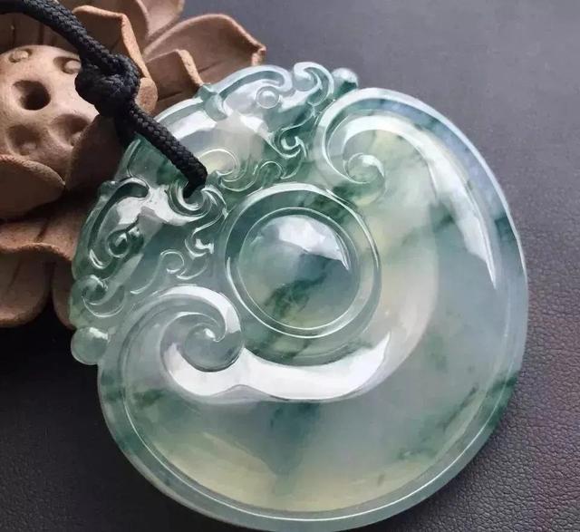 翡翠蓝水龙牌值钱吗老蓝水翡翠原石-第1张图片-翡翠网 翡翠蓝水龙牌值钱吗老蓝水翡翠原石-第1张图片-翡翠网