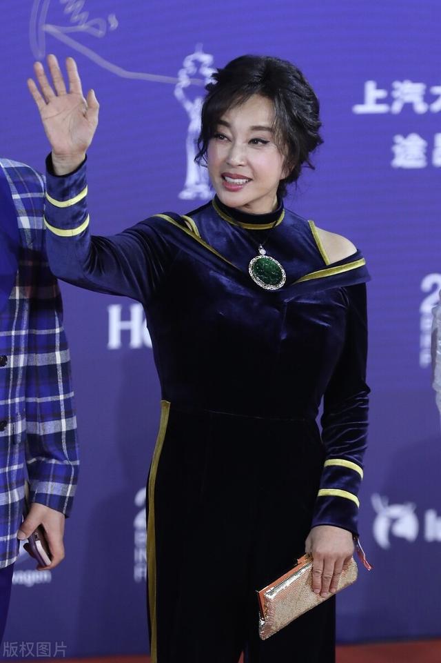 喜欢翡翠的女歌唱家章子怡春晚翡翠知识-第1张图片-翡翠网 喜欢翡翠的女歌唱家章子怡春晚翡翠知识-第1张图片-翡翠网