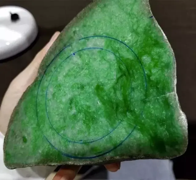 黑皮翡翠原石打灯各种表现,黑皮翡翠原石切割视频-第3张图片-翡翠网 黑皮翡翠原石打灯各种表现,黑皮翡翠原石切割视频-第3张图片-翡翠网