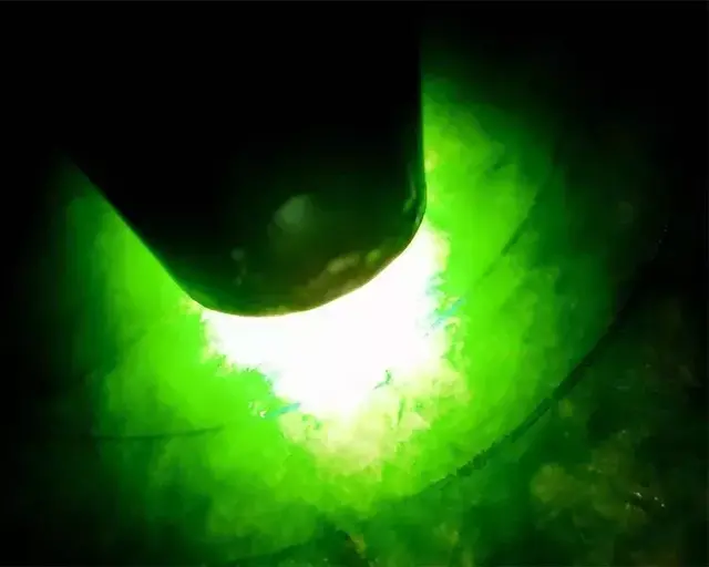 黑皮翡翠原石打灯各种表现,黑皮翡翠原石切割视频-第4张图片-翡翠网 黑皮翡翠原石打灯各种表现,黑皮翡翠原石切割视频-第4张图片-翡翠网