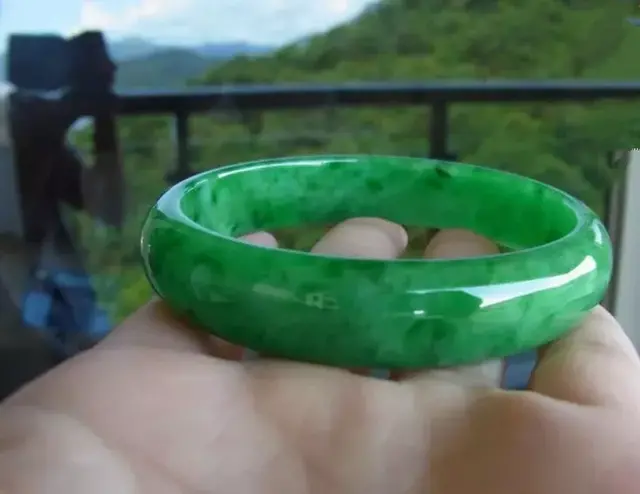 黑皮翡翠原石打灯各种表现,黑皮翡翠原石切割视频-第5张图片-翡翠网 黑皮翡翠原石打灯各种表现,黑皮翡翠原石切割视频-第5张图片-翡翠网