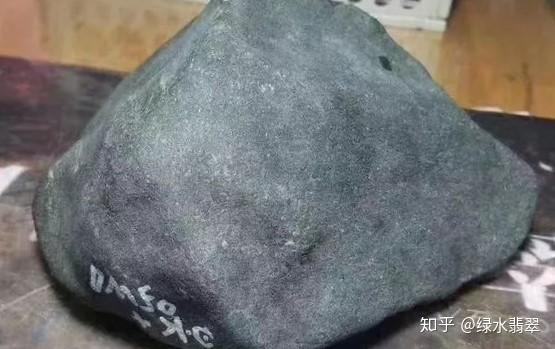 莫湾基翡翠赌石知识黑廯的简单介绍-第2张图片-翡翠网 莫湾基翡翠赌石知识黑廯的简单介绍-第2张图片-翡翠网