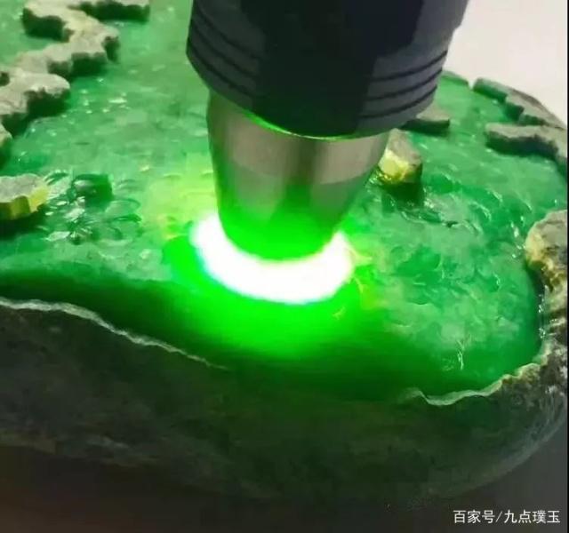 翡翠绿色原石值钱吗,绿辉石质翡翠有收藏价值吗-第2张图片-翡翠网 翡翠绿色原石值钱吗,绿辉石质翡翠有收藏价值吗-第2张图片-翡翠网