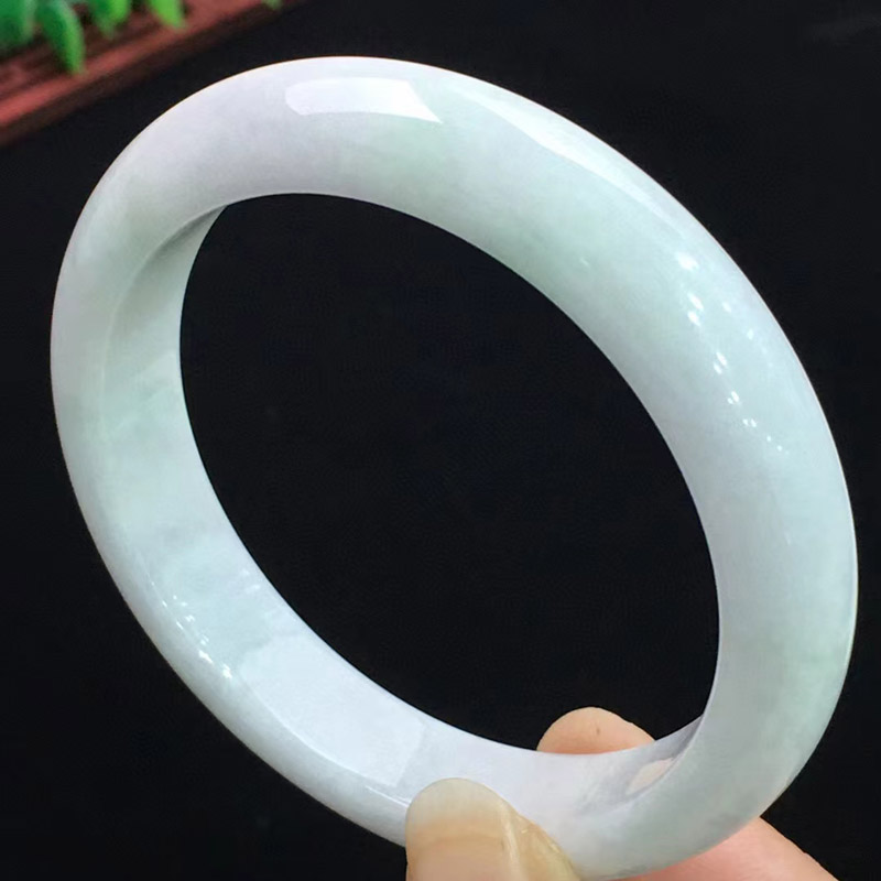 3000元左右的翡翠手镯图片,翡翠手镯3000万左右-第2张图片-翡翠网 3000元左右的翡翠手镯图片,翡翠手镯3000万左右-第2张图片-翡翠网