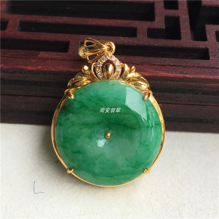 关于全绿翡翠平安扣价格的信息-第2张图片-翡翠网 关于全绿翡翠平安扣价格的信息-第2张图片-翡翠网