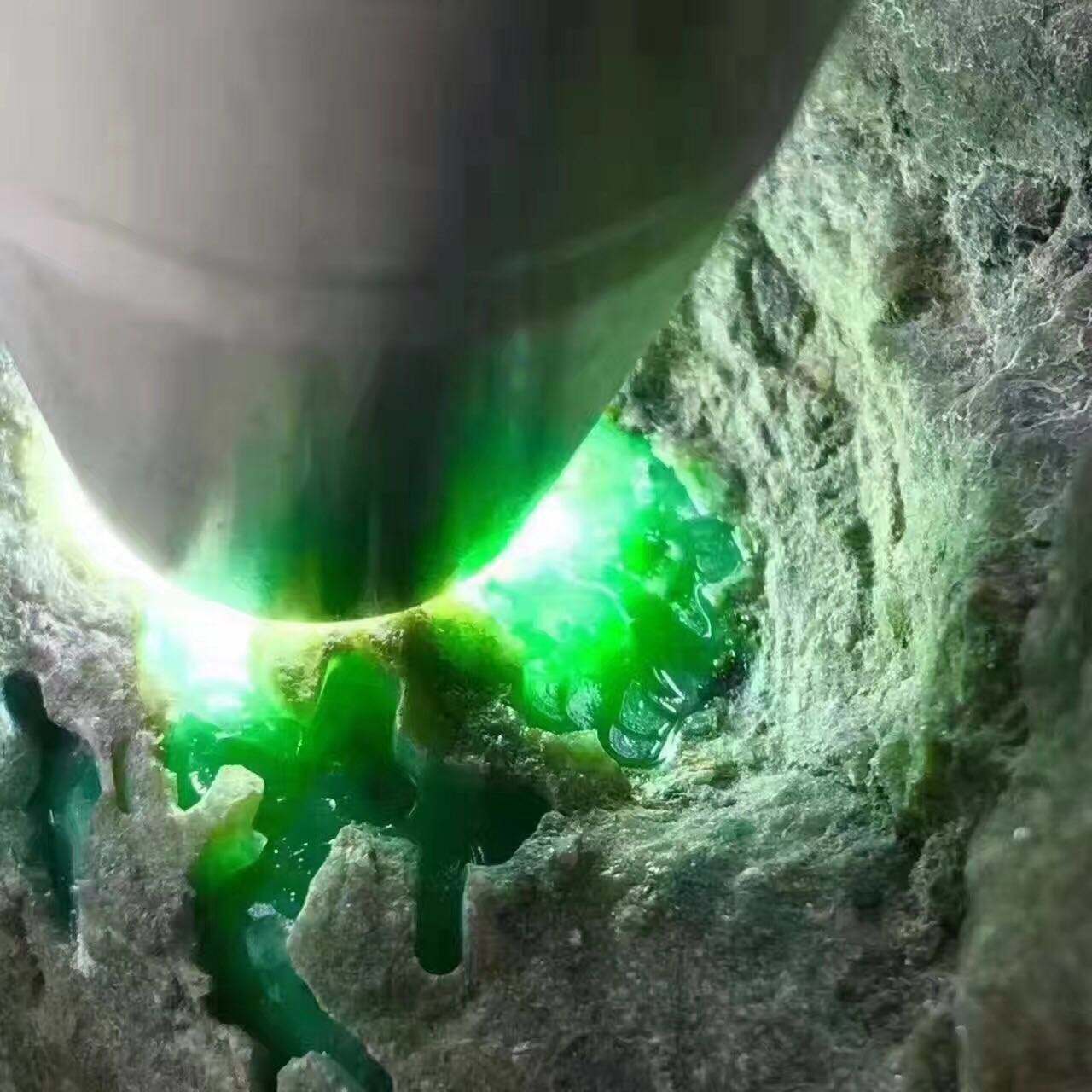 玉石毛料多少钱一公斤天然翡翠原石价格-第2张图片-翡翠网 玉石毛料多少钱一公斤天然翡翠原石价格-第2张图片-翡翠网