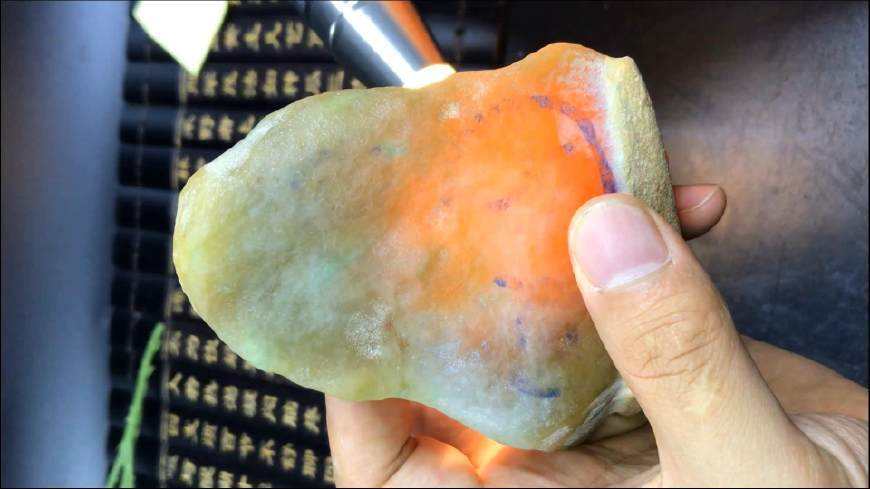 木那白黄沙皮原石皮壳红翡翠原石皮壳颜色-第1张图片-翡翠网 木那白黄沙皮原石皮壳红翡翠原石皮壳颜色-第1张图片-翡翠网