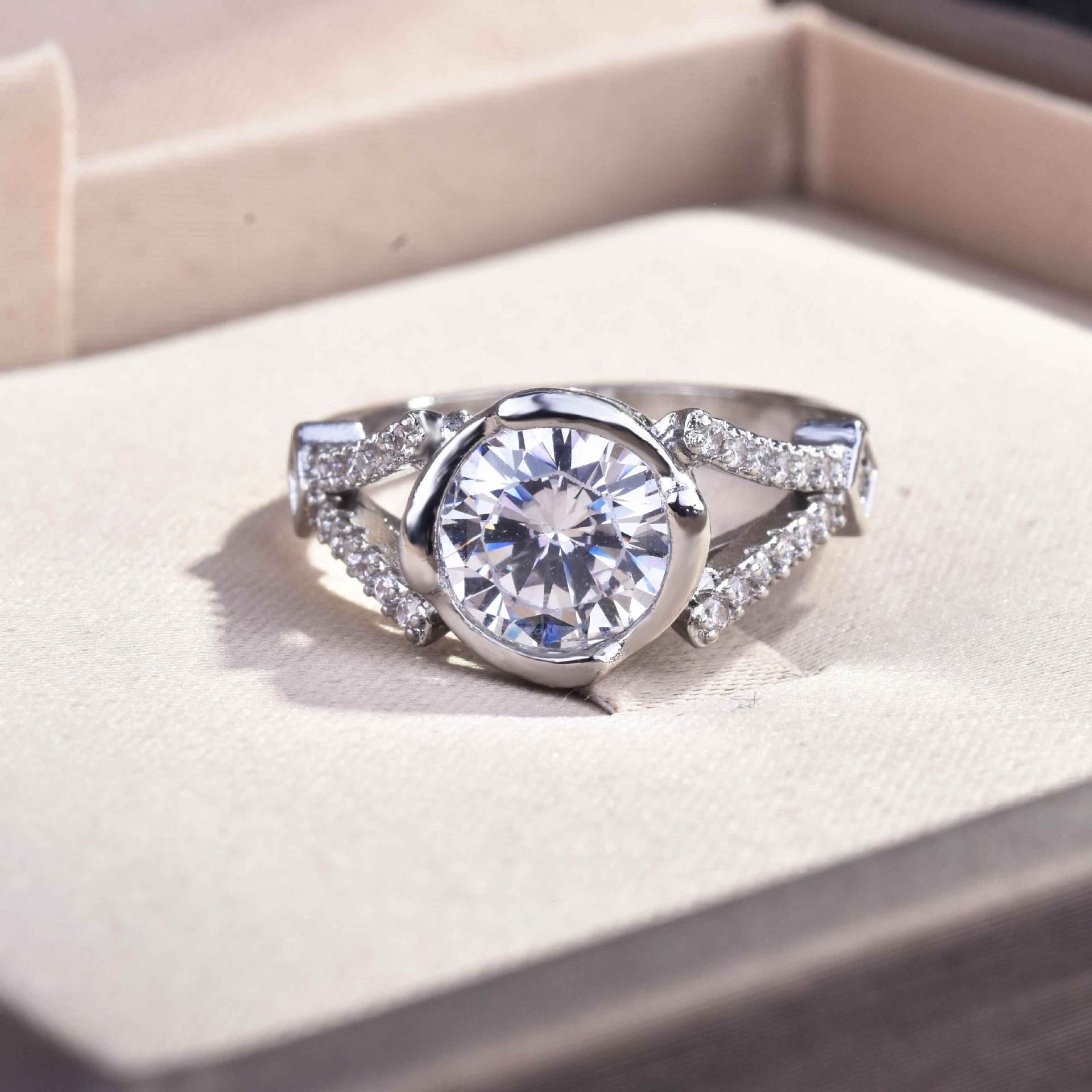 宝格丽蛇形手镯官网报价,全钻石戒指-第1张图片-翡翠网 宝格丽蛇形手镯官网报价,全钻石戒指-第1张图片-翡翠网