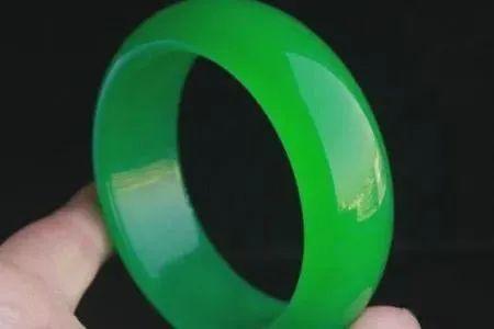 紫翡翠的颜色知识紫翡翠价格一般多少-第8张图片-翡翠网 紫翡翠的颜色知识紫翡翠价格一般多少-第8张图片-翡翠网