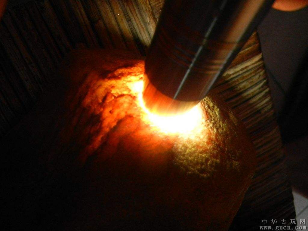 荔枝皮翡翠原石,黑皮木那翡翠原石-第1张图片-翡翠网 荔枝皮翡翠原石,黑皮木那翡翠原石-第1张图片-翡翠网