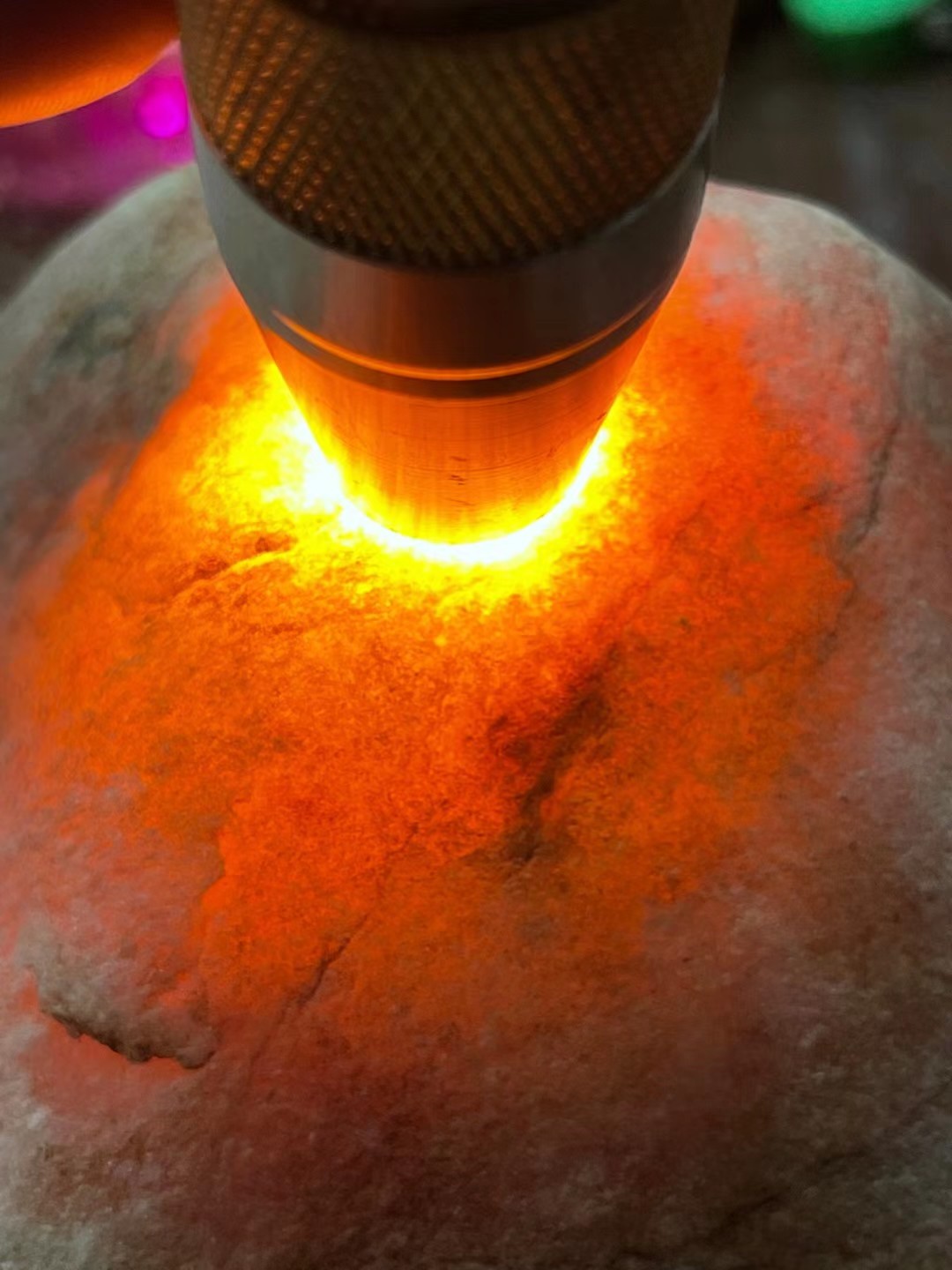 荔枝皮翡翠原石,黑皮木那翡翠原石-第2张图片-翡翠网 荔枝皮翡翠原石,黑皮木那翡翠原石-第2张图片-翡翠网