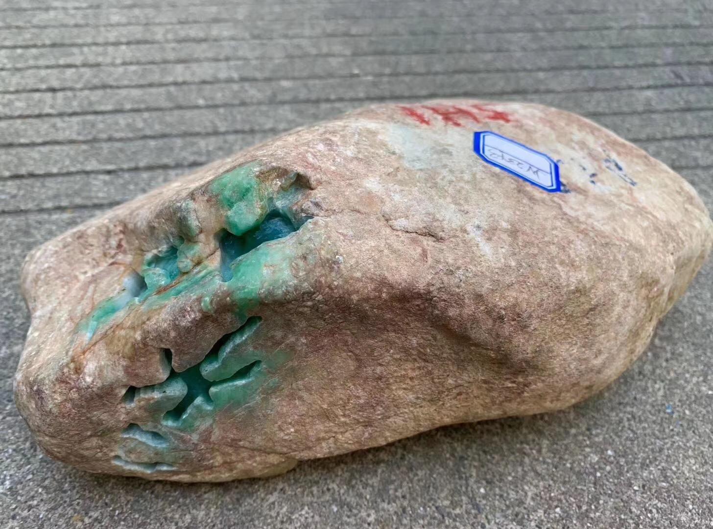 杨梅皮翡翠原石皮壳特征,杨梅皮翡翠原石的特点-第1张图片-翡翠网 杨梅皮翡翠原石皮壳特征,杨梅皮翡翠原石的特点-第1张图片-翡翠网