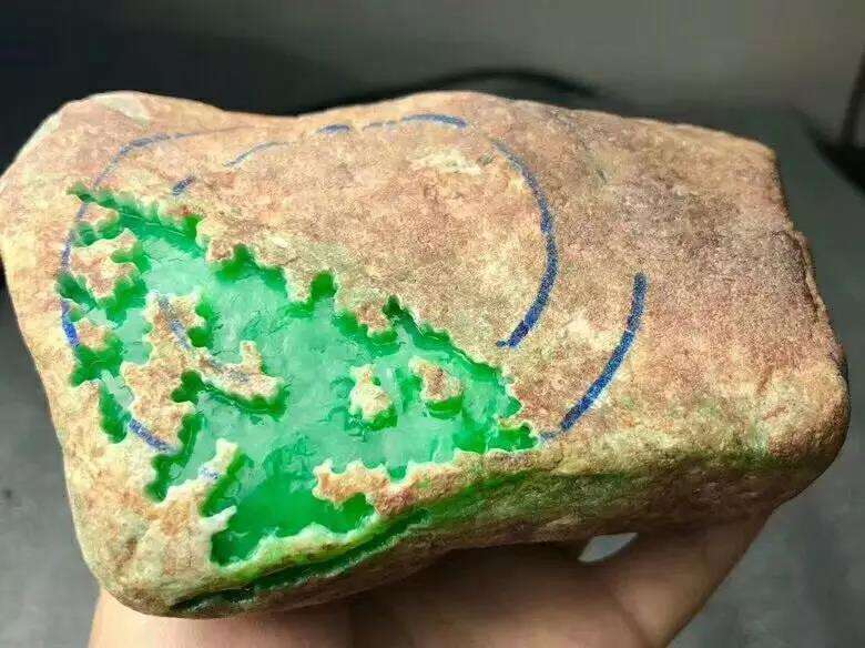 杨梅皮翡翠原石皮壳特征,杨梅皮翡翠原石的特点-第2张图片-翡翠网 杨梅皮翡翠原石皮壳特征,杨梅皮翡翠原石的特点-第2张图片-翡翠网