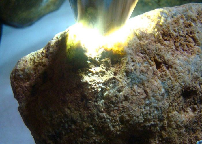 利川市玉石翡翠原石,冰种翡翠有棉絮的好吗-第1张图片-翡翠网 利川市玉石翡翠原石,冰种翡翠有棉絮的好吗-第1张图片-翡翠网