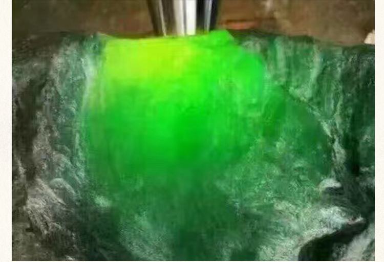 翡翠原石用强光手电怎么辨认穿透力最强的翡翠原石手电-第1张图片-翡翠网 翡翠原石用强光手电怎么辨认穿透力最强的翡翠原石手电-第1张图片-翡翠网