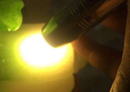 翡翠原石用强光手电怎么辨认穿透力最强的翡翠原石手电-第2张图片-翡翠网 翡翠原石用强光手电怎么辨认穿透力最强的翡翠原石手电-第2张图片-翡翠网