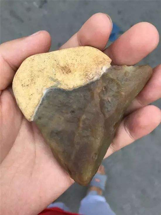 半山半水的寓意是什么,翡翠原石半山半水料-第2张图片-翡翠网 半山半水的寓意是什么,翡翠原石半山半水料-第2张图片-翡翠网