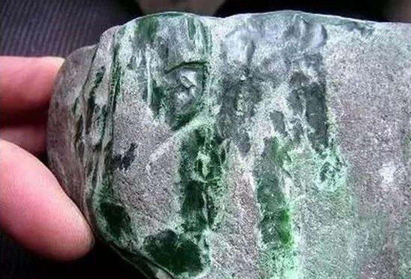 雷打翡翠原石赌石哪种场口料子最稳-第1张图片-翡翠网 雷打翡翠原石赌石哪种场口料子最稳-第1张图片-翡翠网