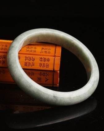 怎么选择圈口合适的翡翠手镯,老年人合适戴翡翠手镯吗-第1张图片-翡翠网 怎么选择圈口合适的翡翠手镯,老年人合适戴翡翠手镯吗-第1张图片-翡翠网