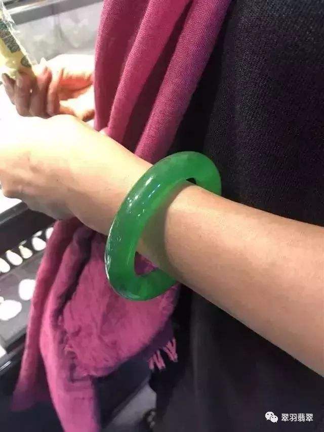 怎么选择圈口合适的翡翠手镯,老年人合适戴翡翠手镯吗-第2张图片-翡翠网 怎么选择圈口合适的翡翠手镯,老年人合适戴翡翠手镯吗-第2张图片-翡翠网