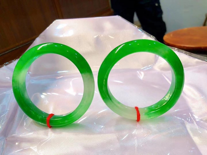 翡翠56圈手镯翡翠手镯黄金圈口是什么-第2张图片-翡翠网 翡翠56圈手镯翡翠手镯黄金圈口是什么-第2张图片-翡翠网