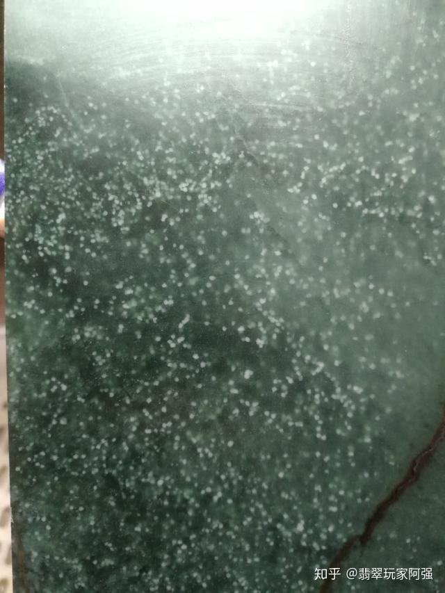 水沫切开有闪光晶体吗翡翠原石上闪光晶体-第1张图片-翡翠网 水沫切开有闪光晶体吗翡翠原石上闪光晶体-第1张图片-翡翠网