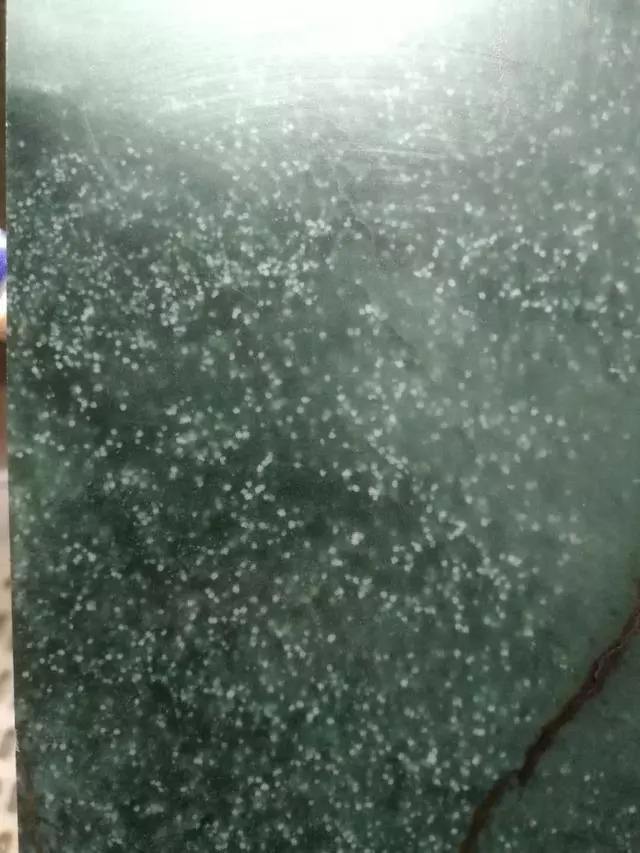 翡翠戒面有裂纹还值钱吗裂痕交错翡翠原石图片-第1张图片-翡翠网 翡翠戒面有裂纹还值钱吗裂痕交错翡翠原石图片-第1张图片-翡翠网