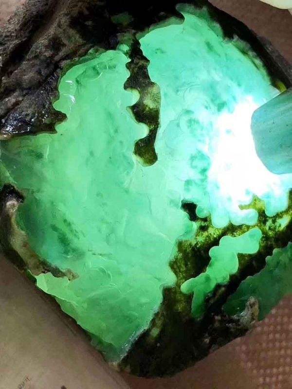 益阳玻璃种翡翠原石缅甸货源的简单介绍-第1张图片-翡翠网 益阳玻璃种翡翠原石缅甸货源的简单介绍-第1张图片-翡翠网