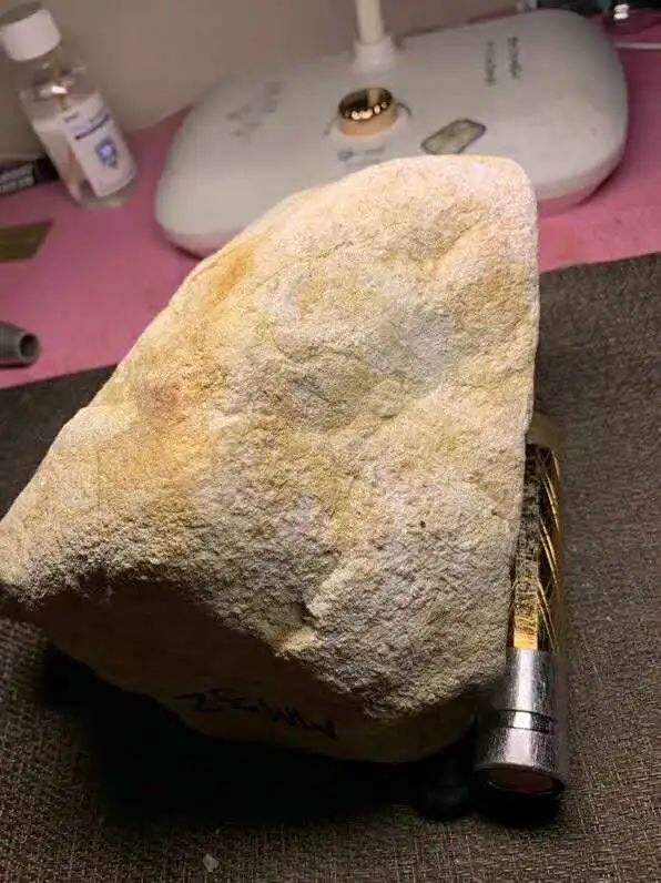 莫西沙翡翠原石打灯红雾好吗通透的红雾翡翠原石木那-第2张图片-翡翠网 莫西沙翡翠原石打灯红雾好吗通透的红雾翡翠原石木那-第2张图片-翡翠网